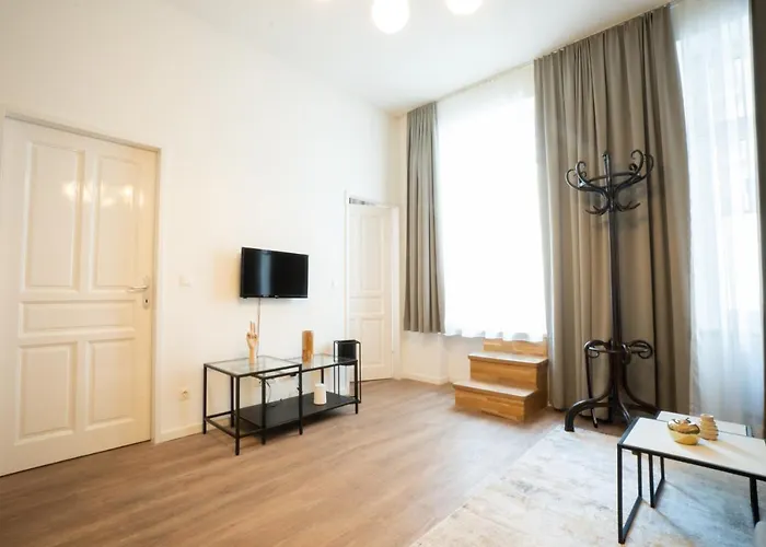 Spacious With Huge Shared Terrace And Grill Located Between Centre And Donau River Apartamento *