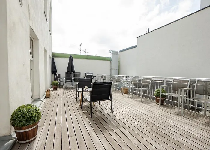 Spacious With Huge Shared Terrace And Grill Located Between Centre And Donau River *
